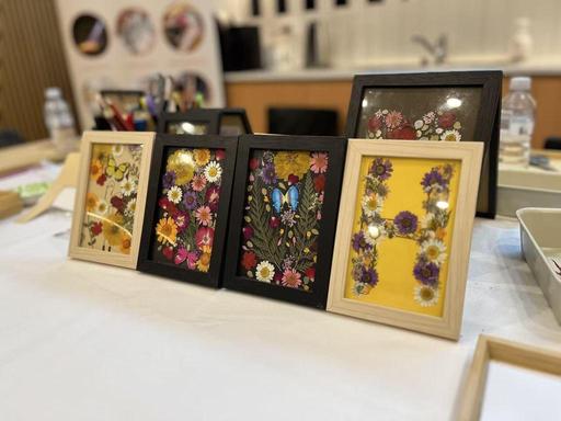 Create a beautiful and timeless photo frame adorned with real pressed flowers! In this workshop, participants will thoug...