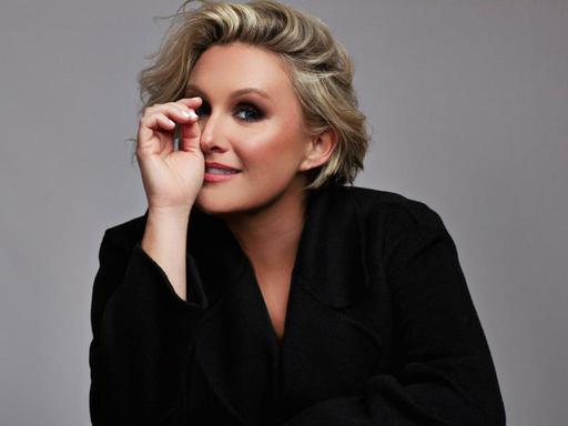 Prepare to be spellbound when award-winning vocalist Emma Pask makes her debut at The Lounge with her Jazz Trio Band. Em...