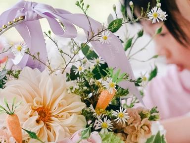 In this workshop, kids will learn how to make a natural garden-styled floral arrangement with one or two lovely florists...