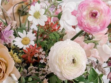 Learn how to make natural and romantic styled floral centrepieces.Whether you're looking to create chicken wire centre p...