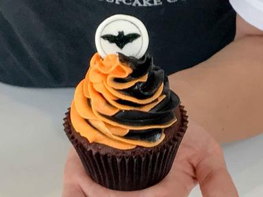 This cupcake decorating masterclass shows you how to create spooky Halloween cupcakes using buttercream, fondant and a r...