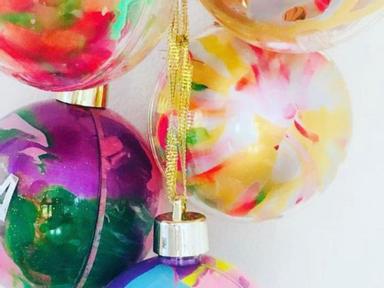 Create your own colourful pour paint bauble. Choose from a selection of paints including pearl- glitter and glow colours...