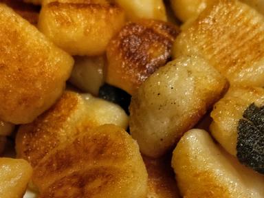 Making good gnocchi is an art! So come and learn how to make the perfect fluffy and soft gnocchi in this live online cla...