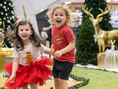 Head to Centre Court on Level 1 of Market City to follow the winding path and discover a golden Santa with his reindeers...