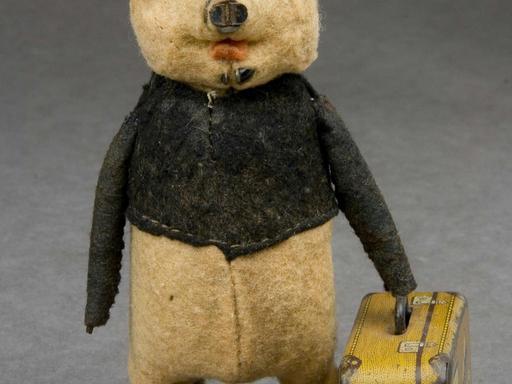 Meet Pig, a curious traveller from the 1930s who's heading off on an amazing adventure and needs your help to pack! Expl... Meet Pig, a curious traveller from the 1930s who's heading off on an amazing adventure and needs your help to pack! Expl...